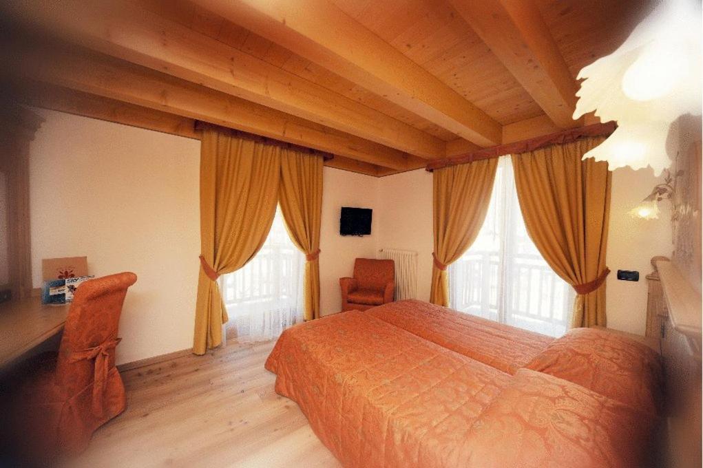 Residence Garni Il Giglio Commezzadura Ruang foto