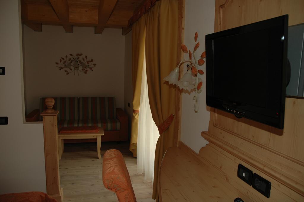 Residence Garni Il Giglio Commezzadura Ruang foto
