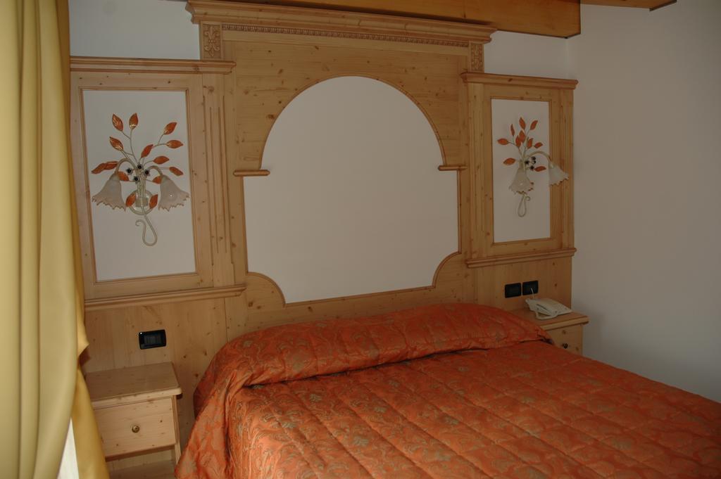 Residence Garni Il Giglio Commezzadura Ruang foto
