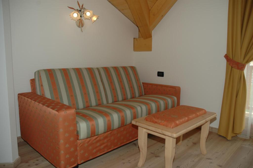 Residence Garni Il Giglio Commezzadura Ruang foto